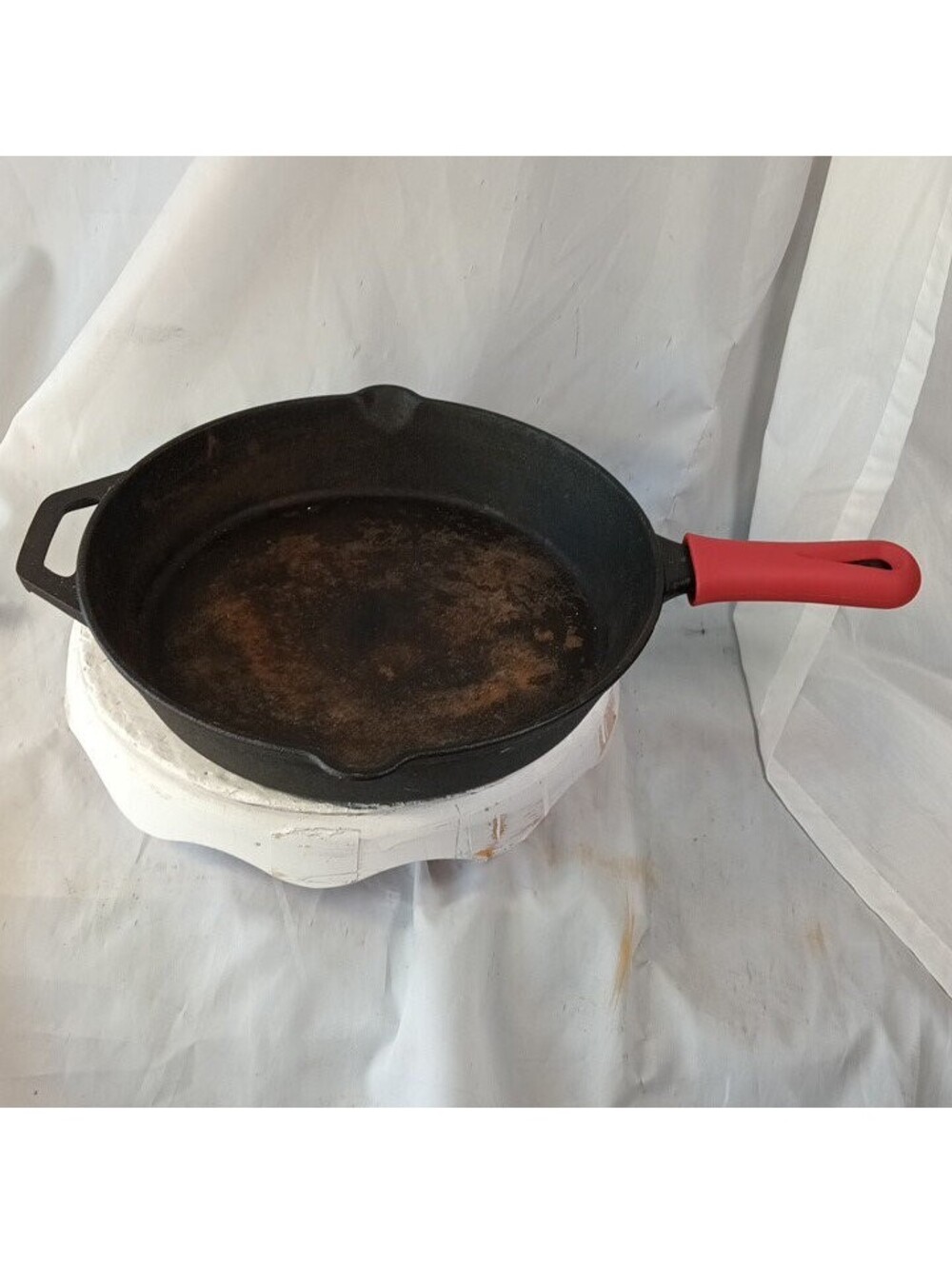 Cuisinel 12in Pre-Seasoned Cast Iron Skillet Red Silicone